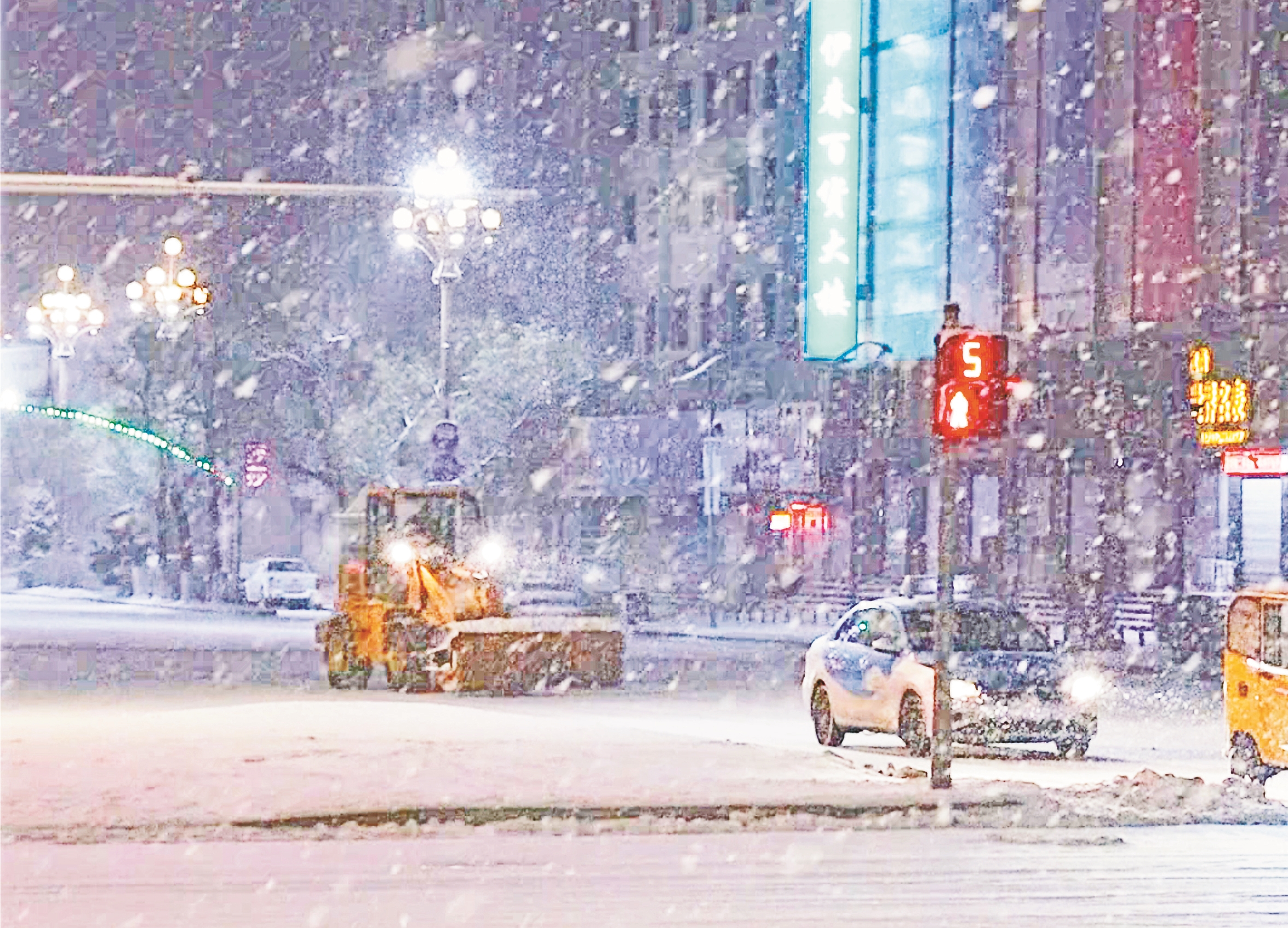 连夜清雪除冰 确保出行安全